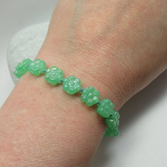 Uranium glass Flower Bracelet - Picture 7 of 8